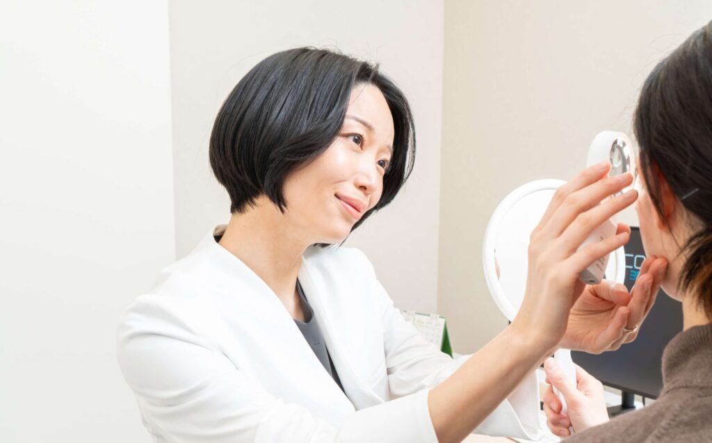 患者を診察している女性院長